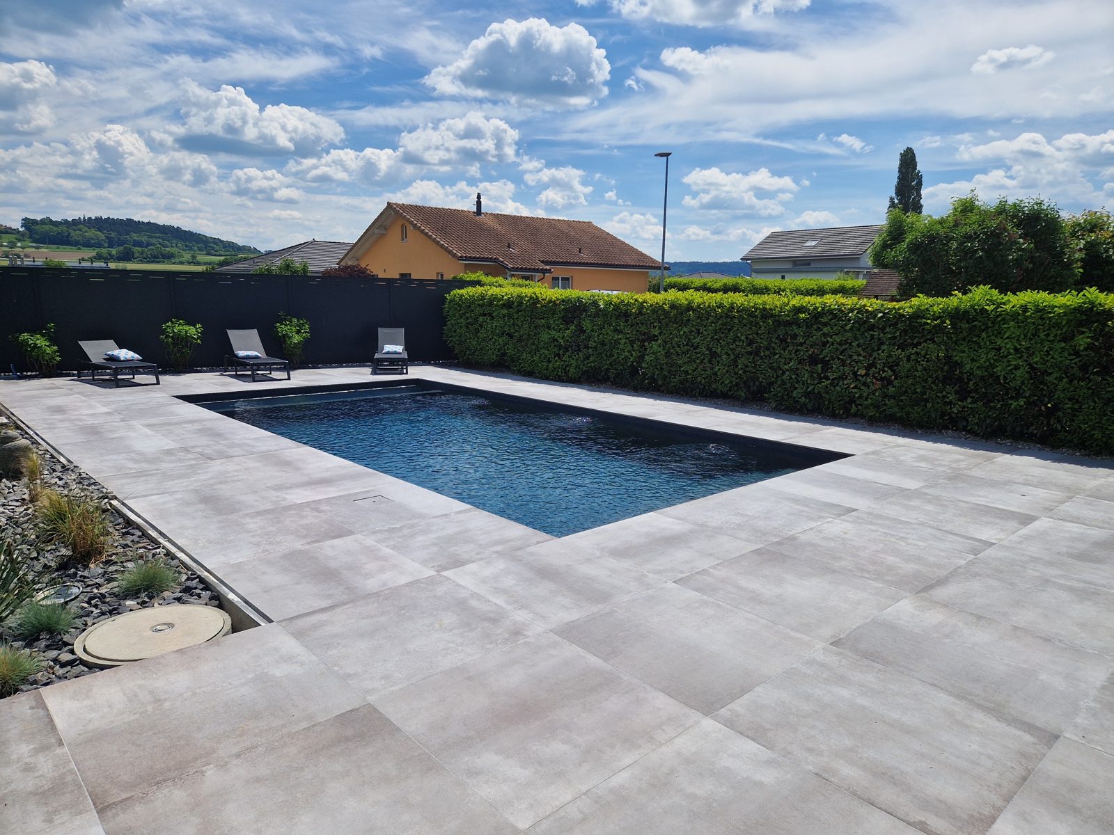 Piscine à débordement en béton