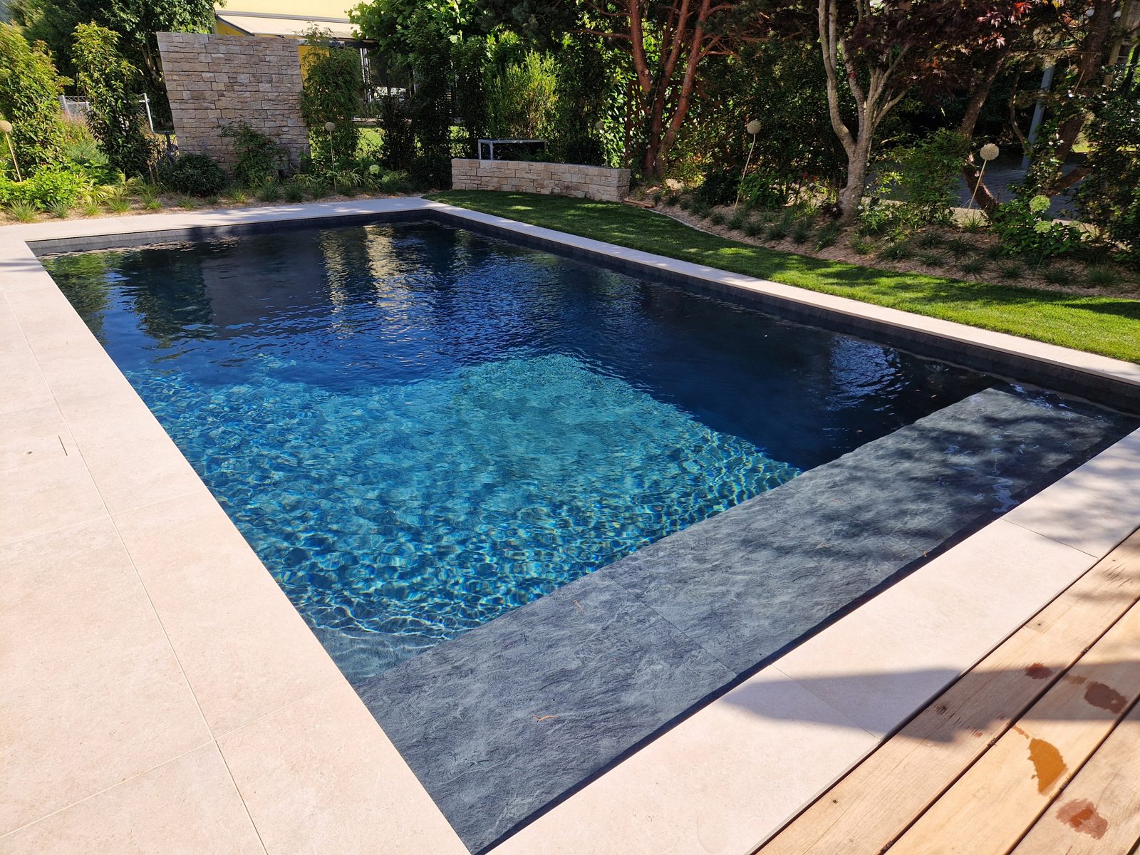 Piscine béton armé contemporaine réalisée avec le coffrage Aquafeat